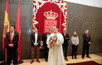 El capellán del santuario de Aralar, Mikel Garciandia, visitó el Palacio de Navarra y el Parlamento foral este miércoles 6 de abril de 2016.
