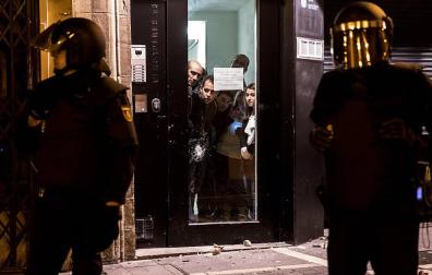 Decenas de encapuchados siembran el caos en el Casco Viejo pamplonés