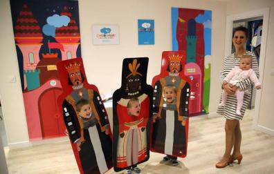 De izquierda a derecha, Gonzalo Díez Llorens, Santiago Díez Llorens y Pablo Lara Esandi junto a Cristina Esandi Fernández, con Julia Lara Esandi en brazos.