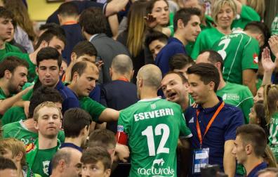 Javi Eseverri se abre paso entre los seguidores del Magna para ir a recoger el trofeo de subcampeón al palco. A sus 39 años sigue siendo un referente para todos.