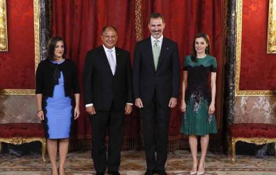 Imágenes del almuerzo que el rey Felipe VI y la reina Letizia han ofrecido en su honor en el Palacio Real.