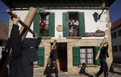 Oroz y Arce caminan hacia Roncesvalles