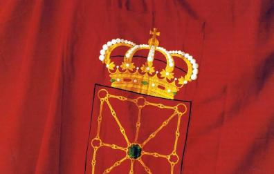 Aunque la bandera de Navarra se hizo oficial en 1910, tiene su origen en el siglo XVI. En 1558, soldados navarros atacaron San Juan de Luz con una bandera roja con el escudo, que dos años antes había sido la usada en la proclamación de Felipe II como rey