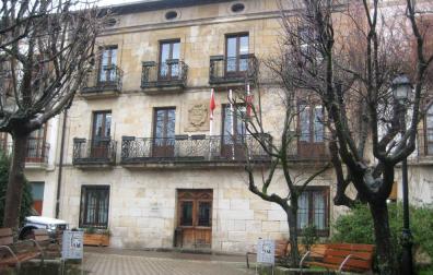 Ordenan al Ayuntamiento de Alsasua retirar una ikurriña de un mástil