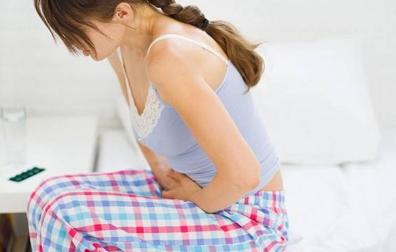 Una paciente recoge firmas en favor de un Plan Nacional contra la Endometriosis