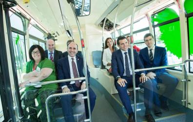 Ayerdi visita las instalaciones del fabricante de autobuses urbanos eléctricos Vectia