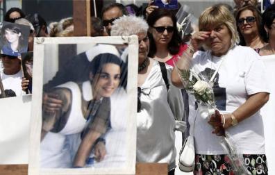 Los ciudadanos homenajean en Pamplona a la joven Nagore Laffage