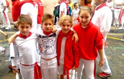 Iker y Ander Muiño (primero y segundo izquierda), en el encierro txiki con sus amigos.