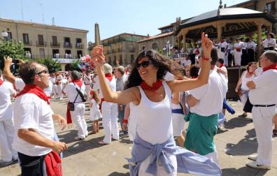 EH Bildu Tafalla imita a Pamplona y Estella y saca la ikurriña en el cohete