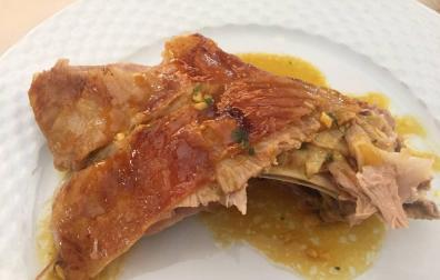 Lechazo con salsa de azafrán
