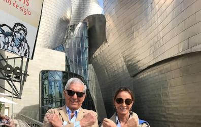 Vargas Llosa e Isabel Preysler se pasean por Bilbao