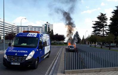 El coche ardiendo en la rampa de salida del parking de Hospitales.