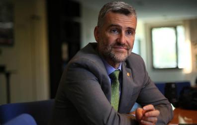 Alfonso Carlosena García, rector de la UPNA, en la mesa de reuniones de su equipo de Gobierno. Dice que ahí no suele haber discusiones pero sí horas de intenso trabajo.