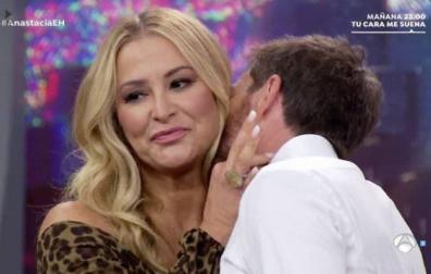 Momento del beso en el cuello de Pablo Motos a Anastacia.
