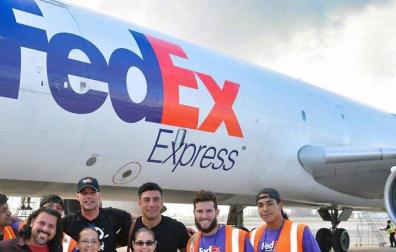 Ricky Martin lleva a Puerto Rico 7 toneladas de alimentos tras huracán María