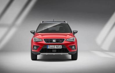 Llega el Nuevo SEAT Arona: El SUV urbano de SEAT, diseñado para los que tienen mucho que decir y todavía más por hacer. Mantente siempre conectado con la tecnología Full Link, el cargador inalámbrico o la pantalla de 20,3cm (8”). Conduce seguro con el detector de ángulo muerto, la alerta de tráfico posterior y la cámara de visión trasera. Marca tendencia con el techo solar personalizable y el Sistema BeatsAudio.