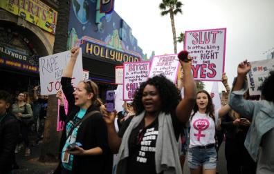 Cientos de personas marchan en Hollywood en protesta contra los abusos sexuales