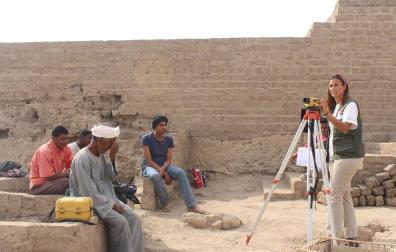 Una investigadora de la UN excava en el Templo de Tutmosis III, en Egipto