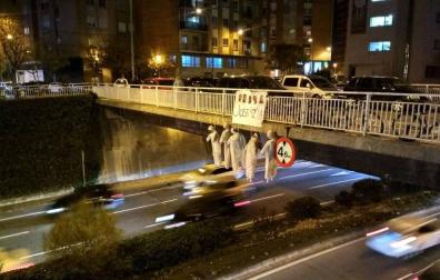 Cuelgan muñecos con la cara de los cinco acusados por la violación de San Fermín