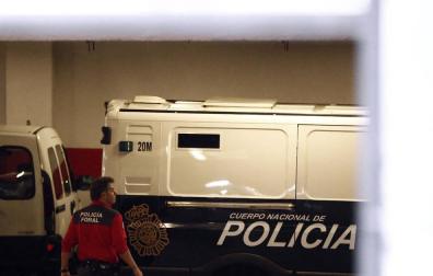 Acceso a dependencias judiciales del furgón donde se encuentran los cinco sevillanos acusados de una supuesta violación de una joven de 18 años en los sanfermines del 2016.