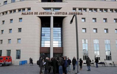 Público y prensa asisten al juicio por la violación en San Fermín para escuchar las conclusiones