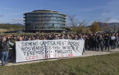 Varios cientos de trabajadores protestaron ayer en Sarriguren, a los que se sumó también una representación de la plantilla de Forem.