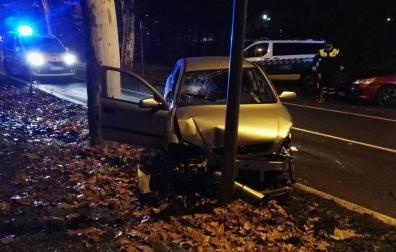 Choca contra un árbol en la carretera de la Universidad y da positivo en alcohol