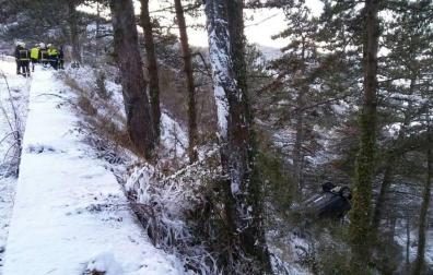Tres heridos al volcar su coche cerca del alto del Perdón