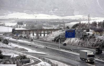 El temporal de nieve en Navarra ha provocado retenciones en varias carreteras de la Comunidad Foral y algunas de ellas han sido cerradas