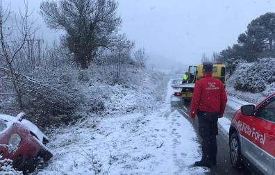 Cinco accidentes en Navarra por la nieve en las carreteras