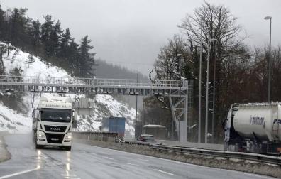 Los transportistas temen un peaje en la N-121-A tras el previsto en Etxegarate
