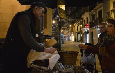 Harold Nuin Gurbindo es castañero en la calle Mercaderes de Pamplona.