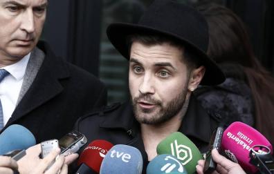 Abel Azcona declara como investigado ante el titular del Juzgado de Instrucción número 2 de Pamplona por una exposición con supuestas formas consagradas.