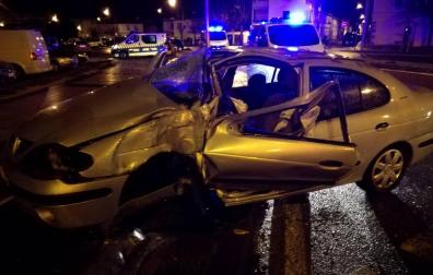 Un coche fuera de control choca contra una farola en la calle Ezcaba de Pamplona