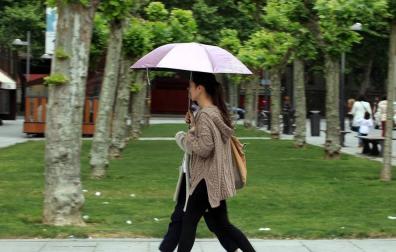 Los abrigos y los paragüas han vuelto a las calles de Pamplona después del breve periodo de calor vivido hace unos días.
