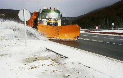 Movilizados 29 quitanieves por la previsión de nevadas y el descenso de la cota de nieve