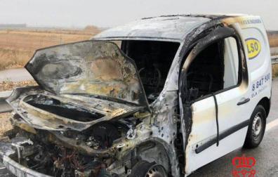 Un coche arde en la A-68 en Ribaforada sin causar heridos