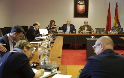 El parlamentario socialista Carlos Gimeno, en la comisión de Educación