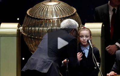 Aya, 'la niña de los mil euros', acapara la atención en el Sorteo de Navidad
