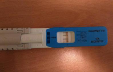 Arroja al suelo dos bolsitas de cocaína tras dar positivo en un control en Pamplona