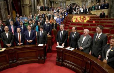 Un Parlament semivacío declara la independencia de Cataluña