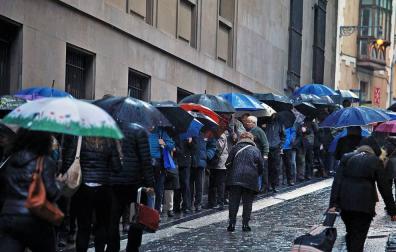 Aguardando al calendario municipal bajo la lluvia