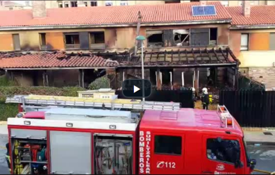 Un importante incendio afecta a varios chalés de una urbanización de Tafalla