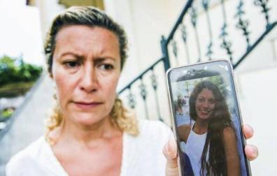 La madre de Diana Quer con una foto de su hija desaparecida.