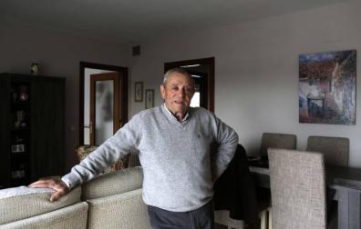 Paulino Rived Murillo, en el salón de su casa.