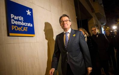 El expresidente de la Generalitat y presidente del PDeCAT, Artur Mas, a su llegada a la sede del partido donde ha convocado una rueda de prensa.