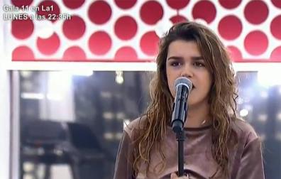 Amaia compensa su afonía con una gran expresividad en el segundo pase de micros