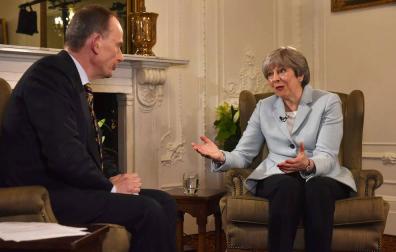 Theresa May inicia los cambios en su Gobierno