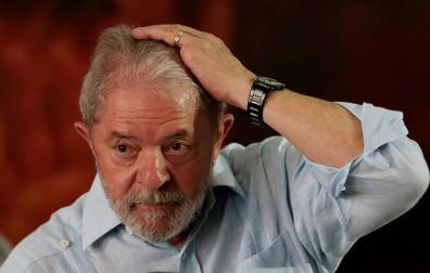 Lula entrega su pasaporte después de que se le prohibiese salir de Brasil