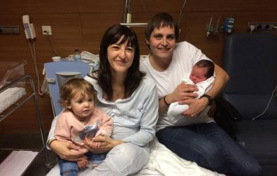 Los permisos de paternidad ya casi igualan a los de maternidad en Navarra